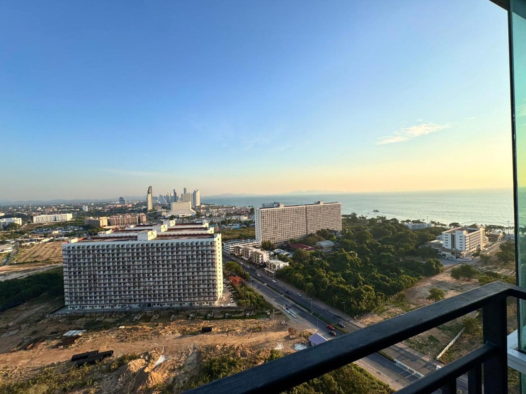 Apartment The Grand Jomtien: Seaside Serenity With Sunset Views *